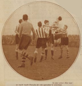 874276 Afbeelding van een spelmoment uit de voetbalwedstrijd tussen de Utrechtse clubs Hercules en D.O.S. op het ...